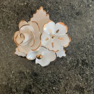 VINTAGE CARA CHINA STAFFORDSHIRE BROOCH